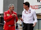 Тото Вольфф (справа) и руководитель команды Ferrari Маурицио Арривабене