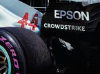 Логотип CrowdStrike на машине Льюиса Хэмилтона