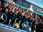 Команда Mercedes EQ Formula E Team празднует победу в чемпионате мира