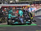 Джордж Расселл за рулём Mercedes W13 на пит-лейн трассы в Мельбурне