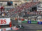 Льюис Хэмилтон за рулём Mercedes W13 на трассе в Монако