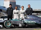 Тото Вольфф, Льюис Хэмилтон, Нико Росберг и Росс Браун на презентации Mercedes W04