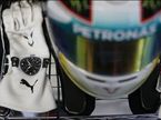 Логотип Puma на перчатках Льюиса Хэмилтона