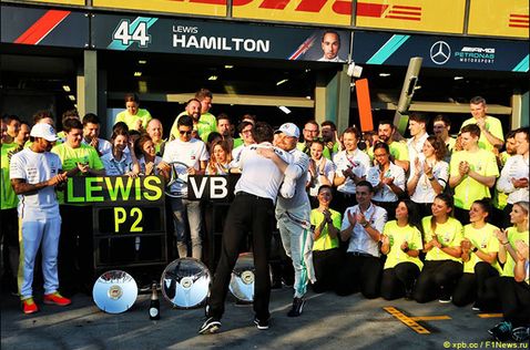 В Mercedes празднуют победный дубль