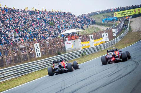 Макс Ферстаппен и Пьер Гасли во время показательных заездов в Зандфорте