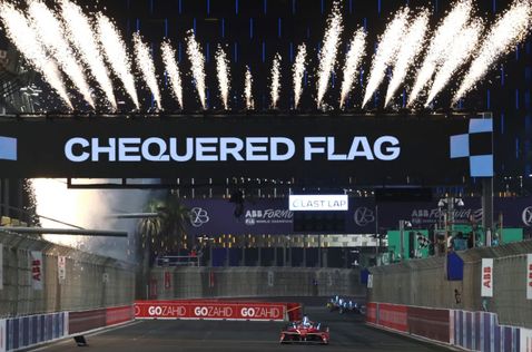 Оливер Роулэнд первым перескает линию финиша в Джидде, фото пресс-службы Формулы E