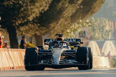 Карлос Сайнс за рулём Williams FW45 во время показательных выступлений в Мадриде, фото Williams