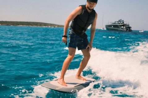 Макс Ферстаппен на отдыхе; на горизонте виднеется его яхта, фото из социальных сетей