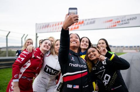 Участницы тестов, в центре – Хлоя Чэмберс, слева Эбби Пуллинг, справа – Бьянка Бустаманте, фото пресс-службы серии