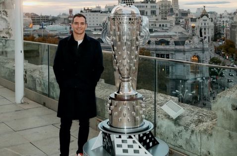 Алекс Палоу и знаменитый переходящий кубок за победу в Indy 500, фото из социальных сетей