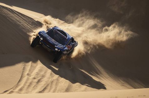 Нани Рома штурмует дюны на своём Ford Raptor, фото пресс-службы Дакара