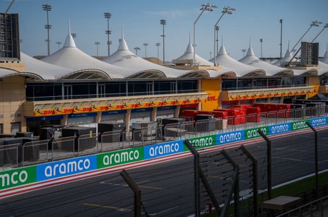 Контейнеры с оборудованием команд на пит-лейне автодрома BIC, фото пресс-службы автодрома