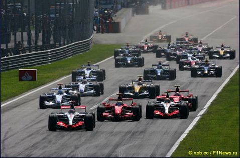 Фернандо Алонсо лидирует на старте Гран При Италии 2007 года