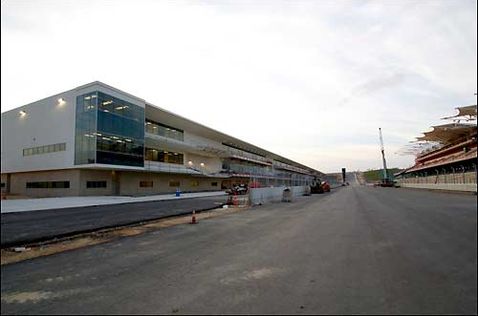 Здание комплекса боксов и старт-финишная прямая, фото СОТА