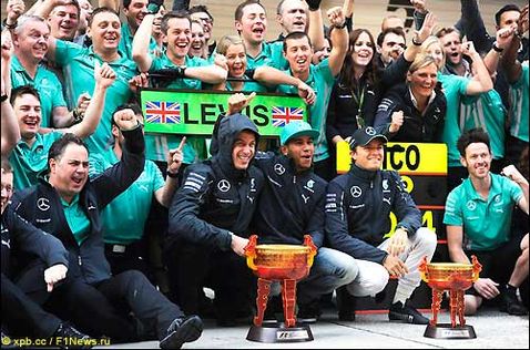 Mercedes празднует победный дубль