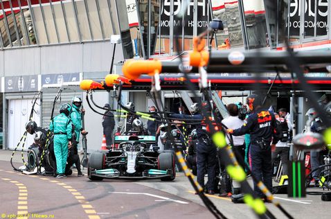 Пит-стоп Льюиса Хэмилтона