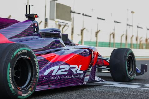 Беспилотная машина серии A2RL на трассе в Абу-Даби, фото пресс-службы серии