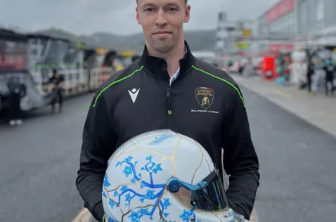 Даниил Квят и его новый шлем, фото из социальных сетей