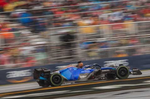 Алекс Элбон за рулём машины Williams на трассе в Монреале, 2022 год, фото XPB