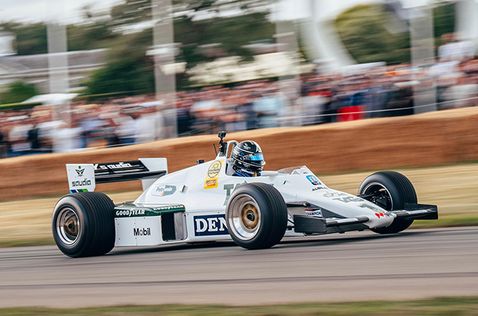 Алекс Элбон за рулём Williams FW08 на трассе в Гудвуде, фото пресс-службы Williams