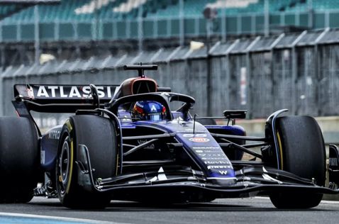 Карлос Сайнс за рулём Williams FW47 на трассе в Сильверстоуне, фото пресс-службы команды