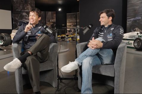 Алекс Элбон и Карлос Сайнс, стоп-кадр из видео Williams