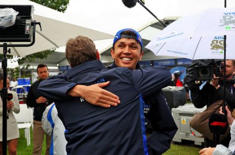 Алекс Элбон принимает поздравления от Джеймса Ваулза после финиша Гран При Австралии, фото XPB