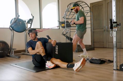 Алекс Элбон и его тренер Патрик Хардинг, стоп-кадр из видео Williams