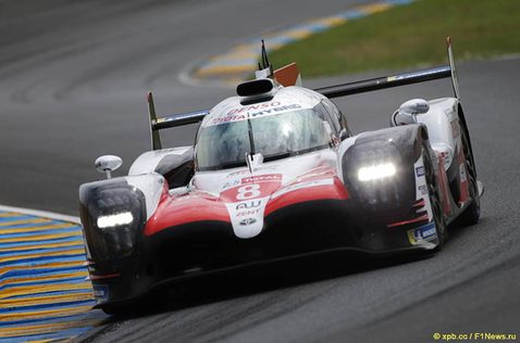 Экипаж Фернандо Алонсо на трассе в Ле-Мане