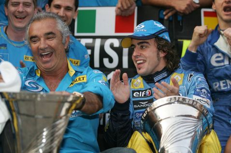 Флавио Бриаторе и Фернандо Алонсо празднуююст титул вместе с командой Renault, 2005 год, фото XPB