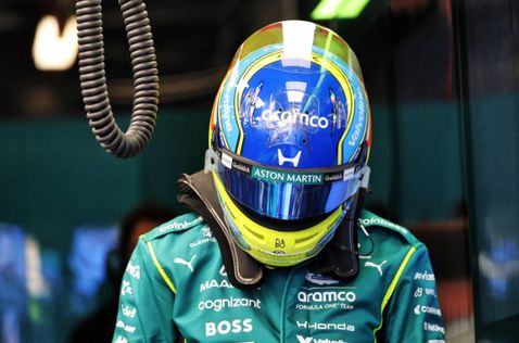 Фернандо Алонсо в гараже Aston Martin, фото XPB