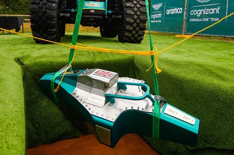 Процесс закладки «капсулы времени» на базе Aston Martin