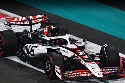 Эстебан Окон за рулём машины Haas VF-25, фото пресс-службы команды