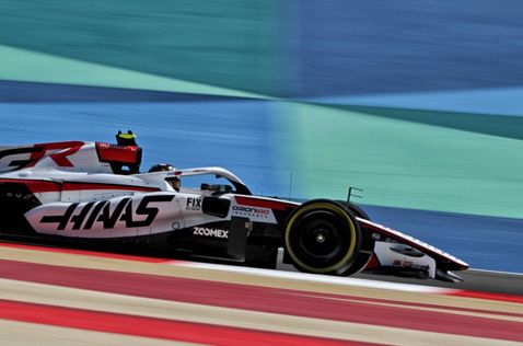 Оливер Берман за рулём VF-26 на тестах в Бахрейне, фото XPB