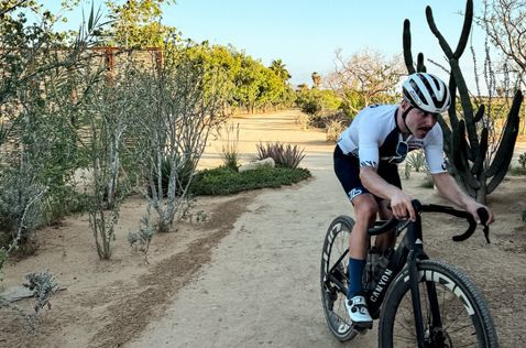 Валттери Боттас крутит педали в Мексике, фото из социальных сетей