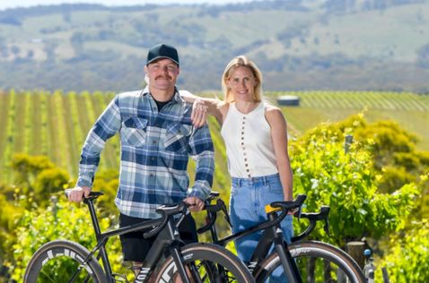 Валттери Боттас и Тиффани Кромвелл на фоне своих виноградников, фото из социальных сетей