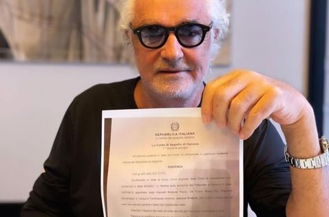 Флавио Бриаторе демонстрирует решение суда о закрытии дела, фото из его Instagram