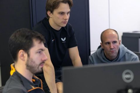 Оскар Пиастри и его инженеры на базе McLaren, фото пресс-службы команды