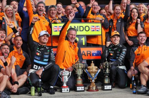 Зак Браун вместе с гонщиками и командой McLaren после победы в Сильверстоуне, фото XPB