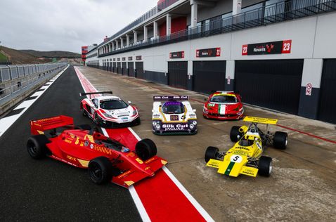 Машины из коллекции Зака Брауна на пит-лейн автодрома в Наварре, фото из социальных сетей