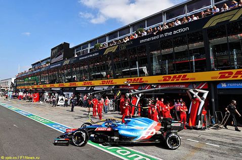 Машина Фернандо Алонсо на пит-лейн автодрома в Зандфорте