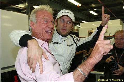 Джон Баттон и его сын Дженсон празднуют победу в чемпионате мира