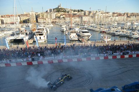 Франк Монтаньи за рулем Renault (фото с сайта Frequence Sud)