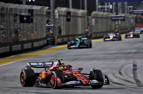 Льюис Хэмилтон на трассе Гран При Сингапура, фото XPB