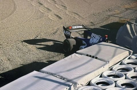 Машина Джека Дуэна в шинном барьере в Сузуке, стоп-кадр из видеотрансляции Super Formula