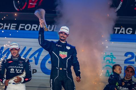 Паскаль Верляйн на вершине подиума в Лондоне, слева – Митч Эванс, справа – Себастьен Буэми, фото Porsche Motorsport