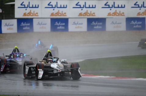 Эпизод воскресной гонки в Шанхае, проходившей под дождём, фото пресс-службы Формулы E