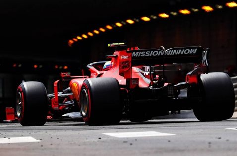 Шарль Леклер за рулём Ferrari на трассе в Монако, фото XPB