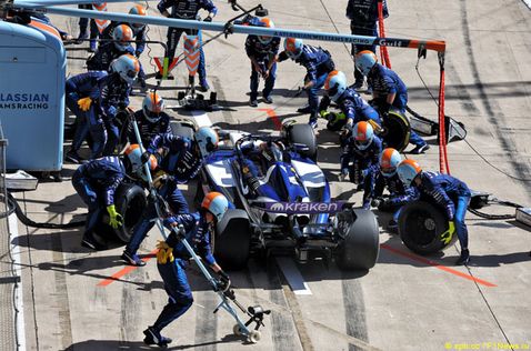 Пит-стоп Алекса Элбона