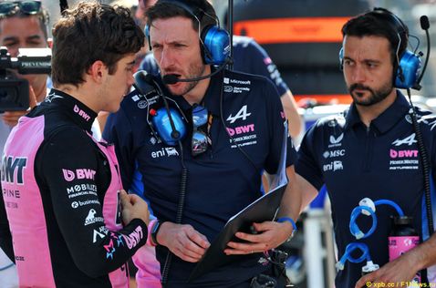 Франко Колапинто с инженерами Alpine